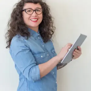 Elsa Tapia sosteniendo un Ipad con una sonrisa en la cara