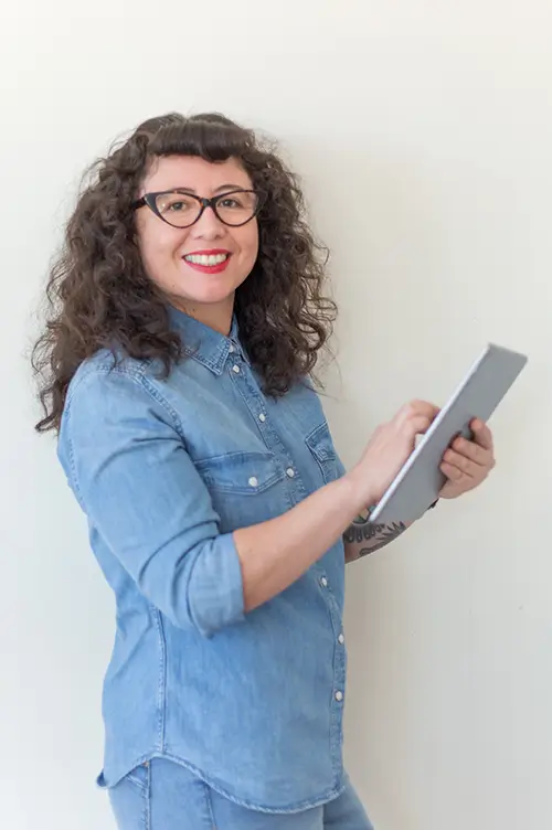Elsa Tapia sosteniendo un Ipad con una sonrisa en la cara