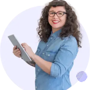 Elsa Tapia sosteniendo un iPad