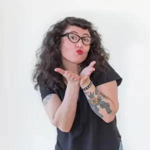 Elsa Tapia con pose desenfadada con camiseta negra y lanzando un beso