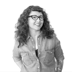 Fotografía en blanco y negro de Elsa Tapia con fondo blanco y camisa vaquera